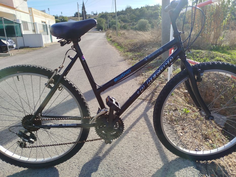 A bicicleta é preta. TOP RECORD