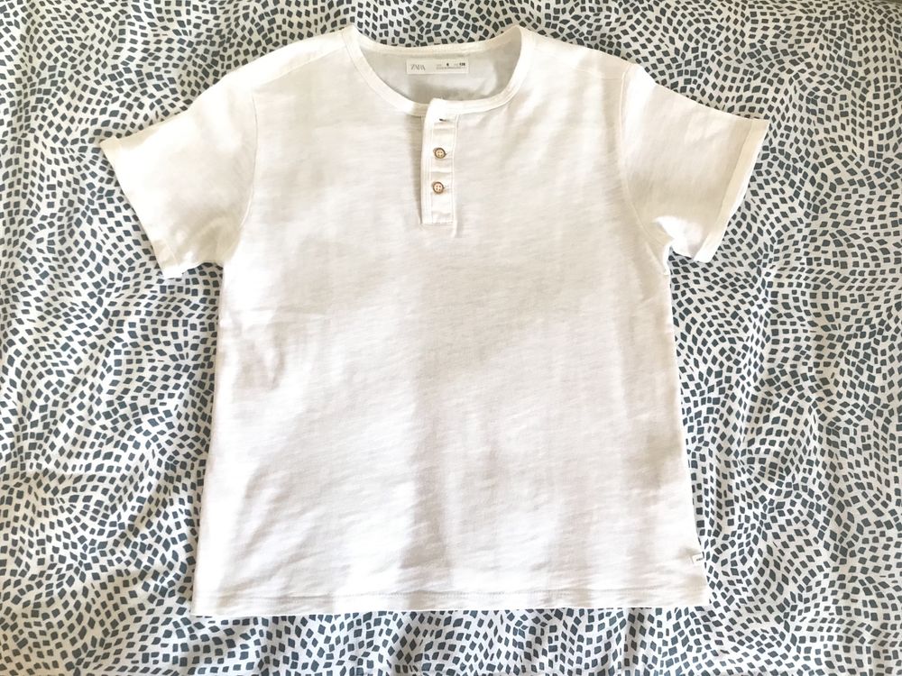 T-shirt branca, da Zara , com 3 botões , 8 anos