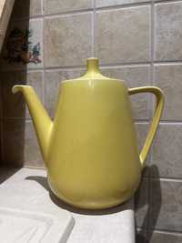Żółty dzbanek na herbatę
