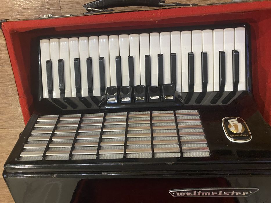 Продам акордеон в супер стані.