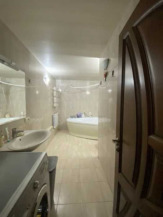 Продається 1/2 частки власності  у квартирі-студії на березі Дніпра