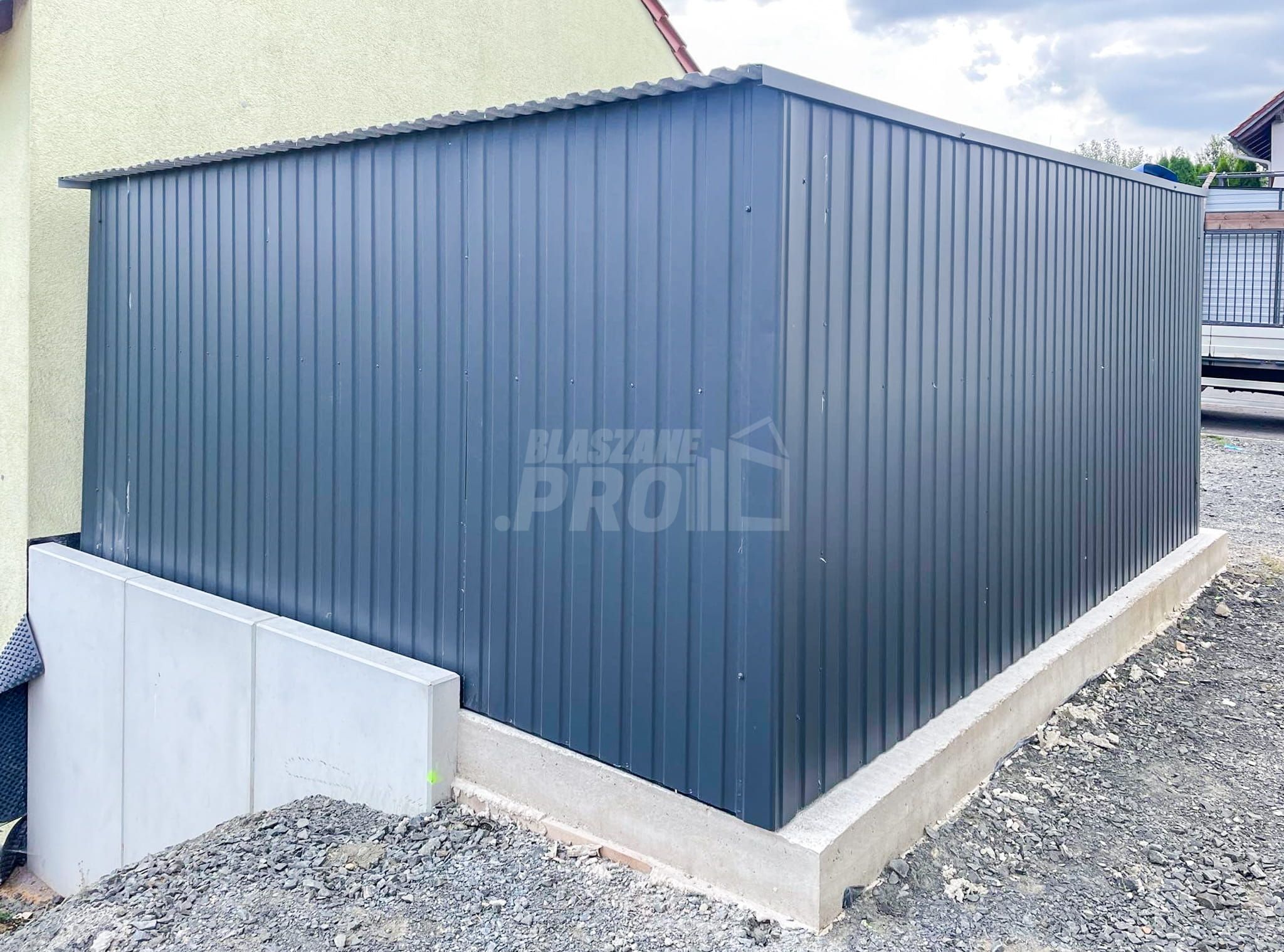 Garaż blaszany 4x5m Brama dwuskrzydłowa antracyt  spad w tył  GP423