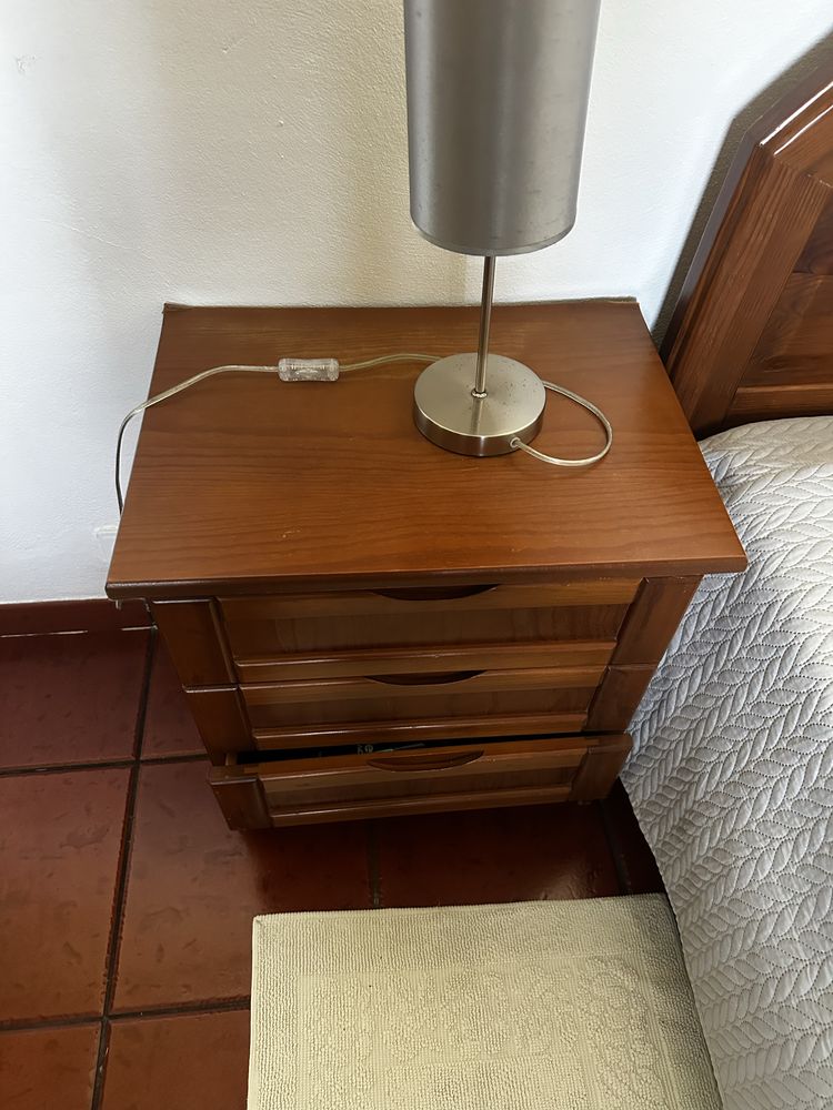 Cama com colchão, mesa cabeceira, secretaria com estante