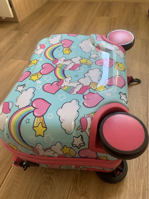 Дитячий чемодан на колесах