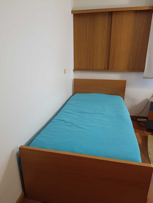 Cama de solteiro com colchão duplo