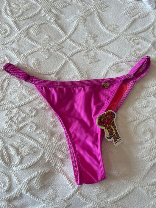 Cueca de bikini rosa choque