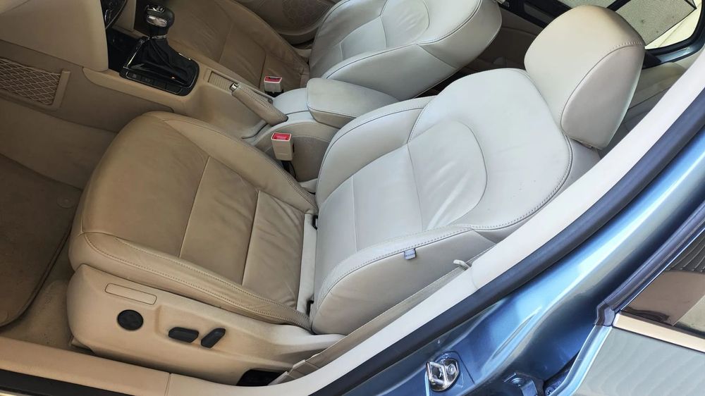 FOTELE FOTEL KANAPA BOCZKI DRZWI TUNEL ŚRODKOWY PODŁOKIETNIK SKÓRA KOMPLET PASY BEZPIECZEŃSTWA PODSUFITKA KOMPLETNA BEŻOWA BEŻ OSŁONA SŁUPKA LISTWA PROGOWA TAPICERKA WNĘTRZE SKODA SUPERB II 2 SEDAN