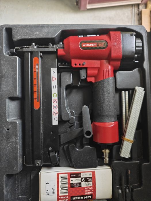 Pistola de pregos pneumática MADER