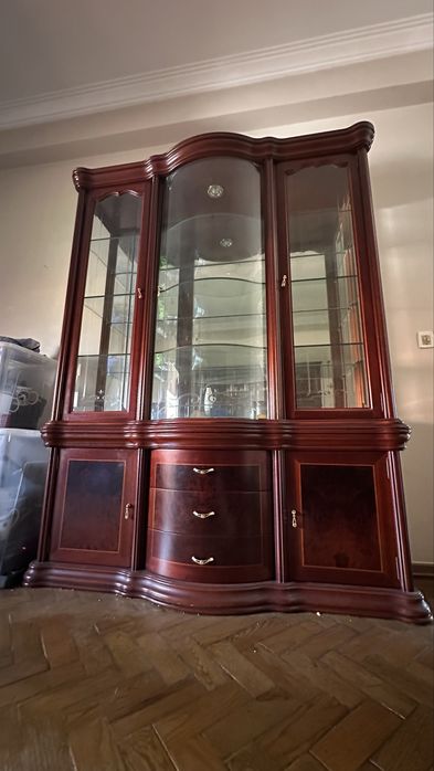 Vitrine clássica em madeira com vidro curvo e espelho interior