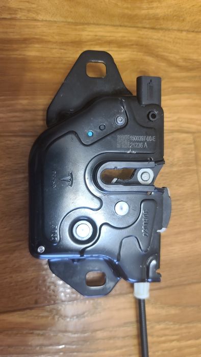 TESLA Y/3  Замок с приводом відкривання капоту 1643071-00-А 1500397-00