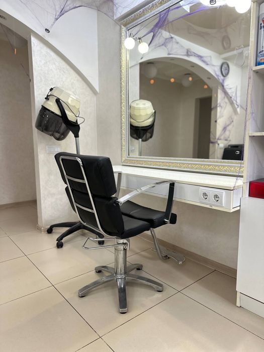 Робоче місце для майста манікюру, педикюру або перукаря