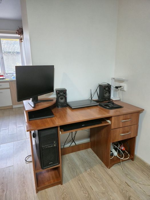 Стіл комп'ютерний, письмовий стіл