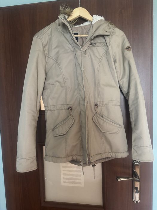 Bezowa kurtka parka