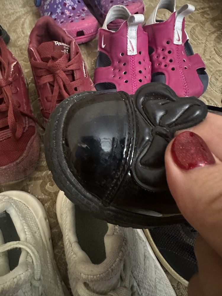 Взуття на дівчинку. Кросівки, босоніжки. Crocs, Nike, Adodas.
