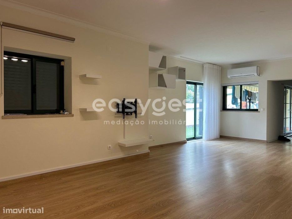 Moradia T3 Bairro da Encarnação com logradouro 34m2 e garagem 2 lug...