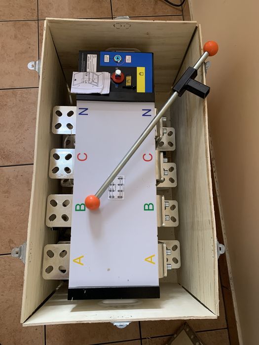 Вимикач навантаження з моторним приводом для АВР-0,4 кВ. 1250А