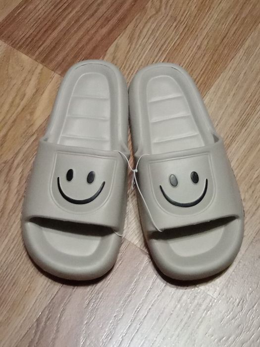 Шлёпанцы.  Шлёпки. Тапочки.