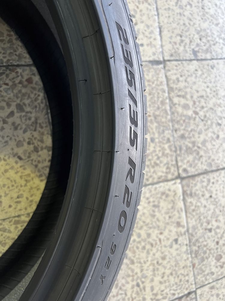 Pneus semi-novos 235/35R20