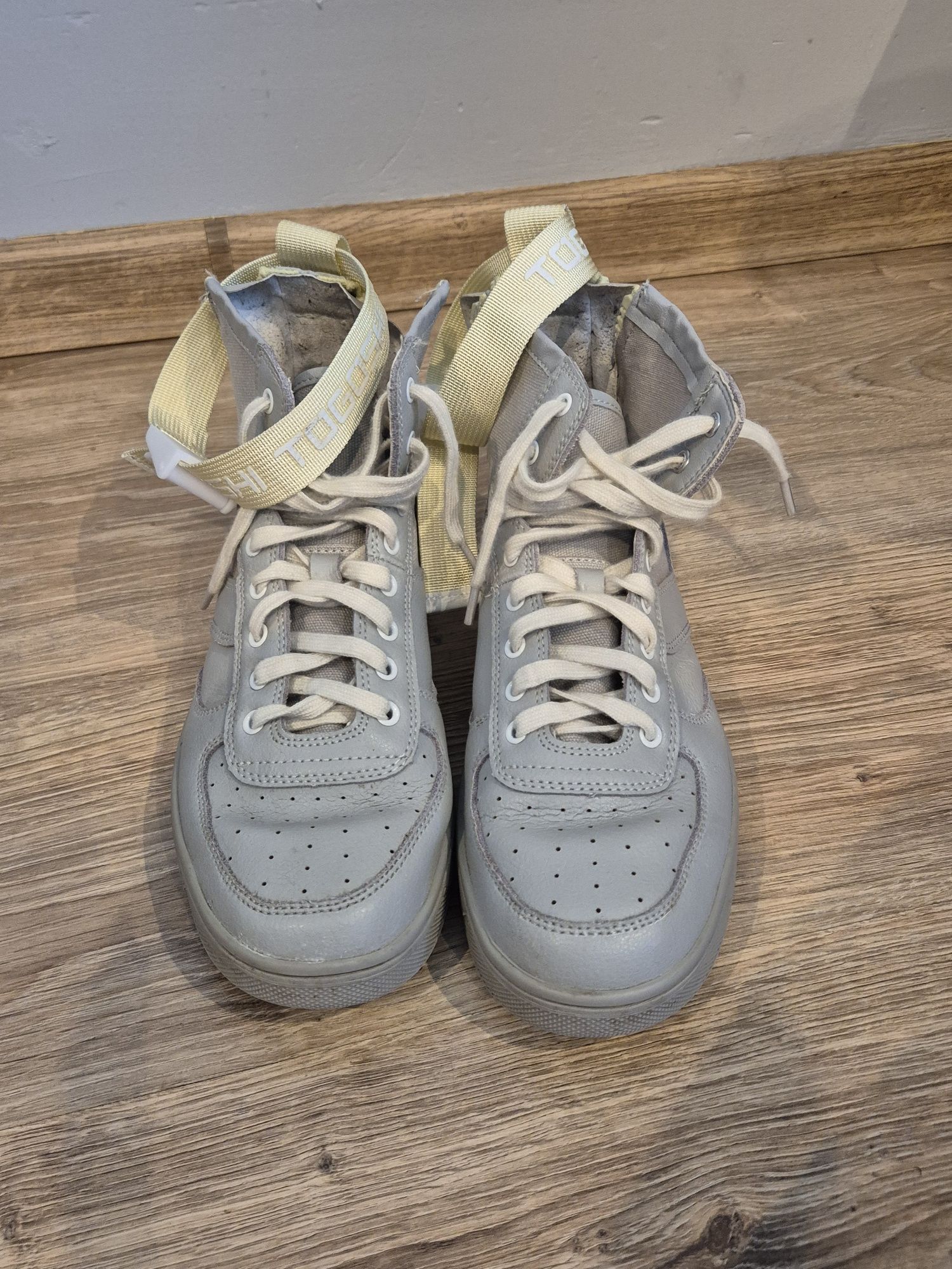 Szare buty togoshi