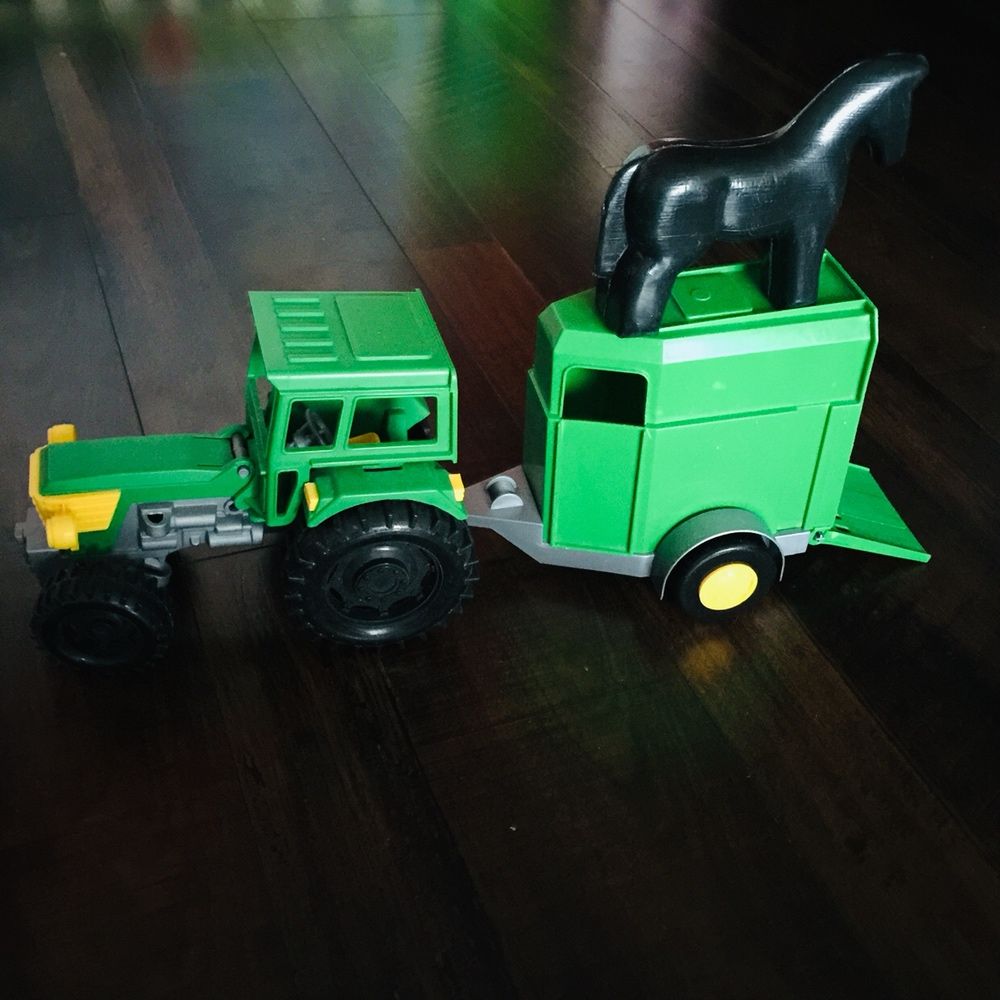 Трактор с прицепом и лошадь Tigres