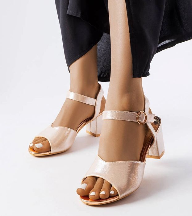 Złote sandałki na słupku Vinceza