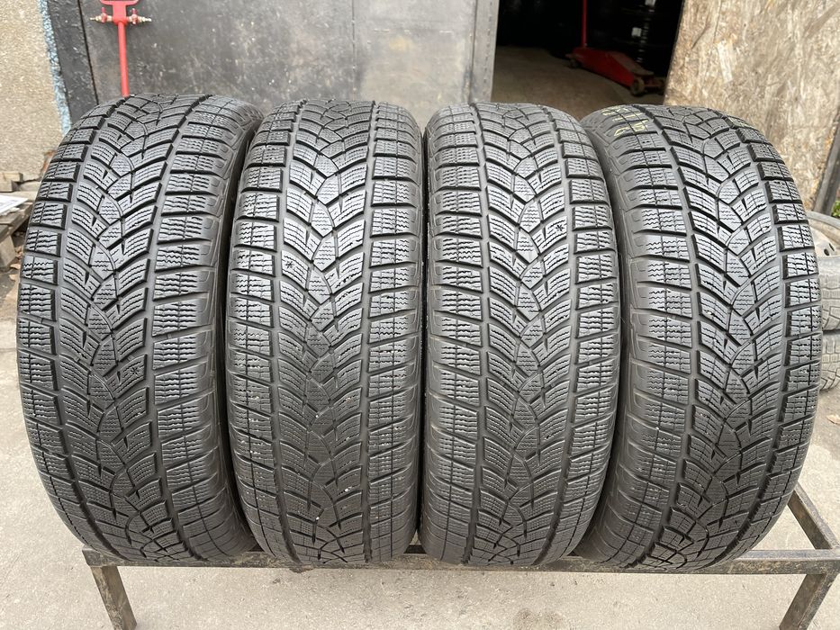 Шини 215/60/17 GoodYear Ultragrip 4шт зима 7мм