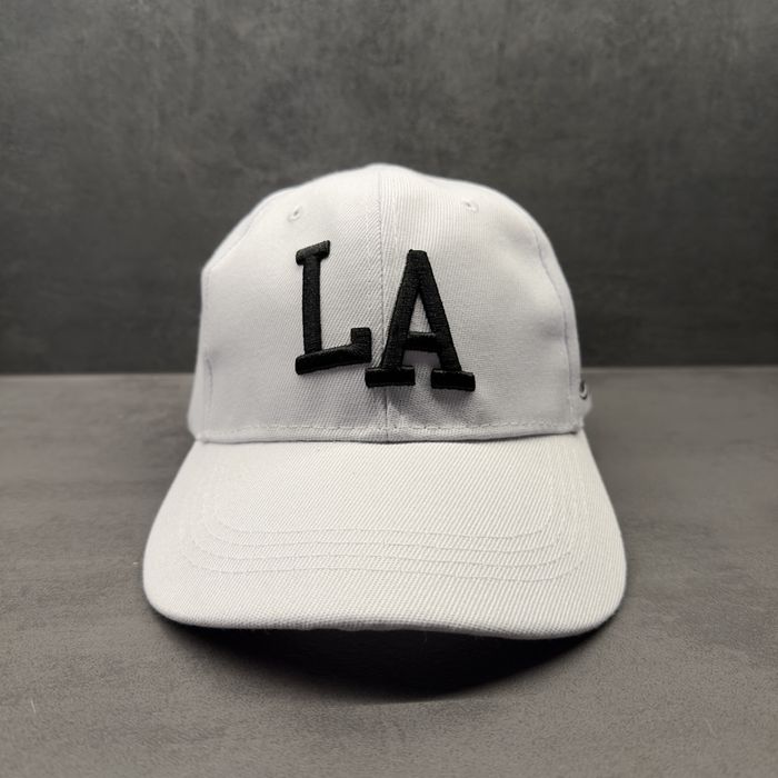 Biała czapka z daszkiem LA – modna, uniseks, nowa