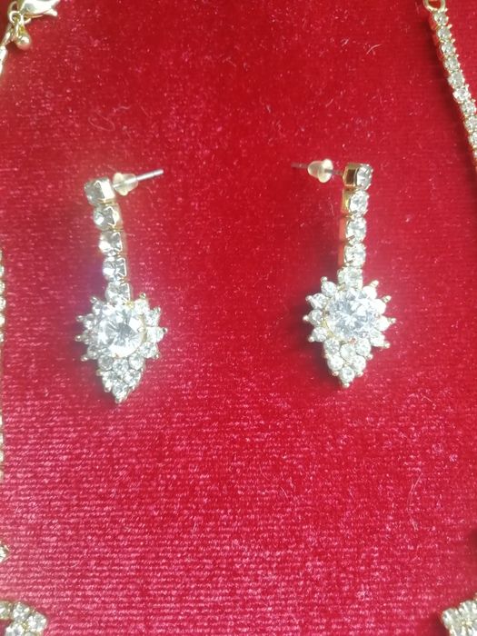 Колье, ожерелье с серёжками украшеное камнями Сваровски.