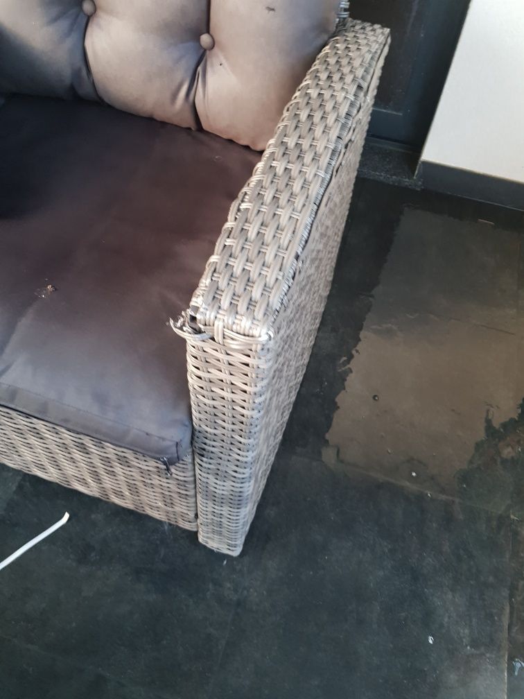 Sofa para jardim com almofadas e mesa