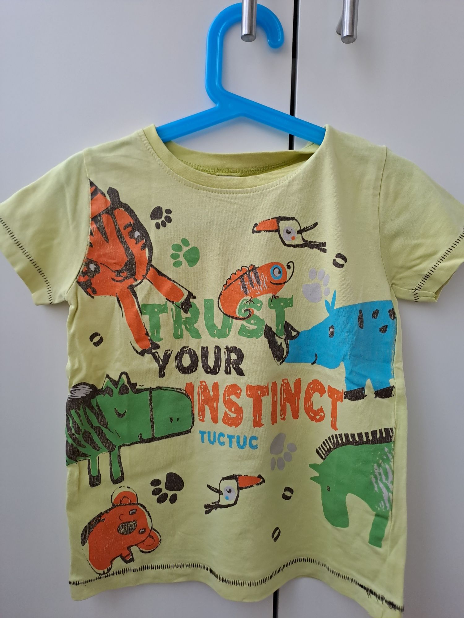 T-shirt da marca TucTuc.
Tamanho 4 anos / 104cm
Estampagem da selva "T