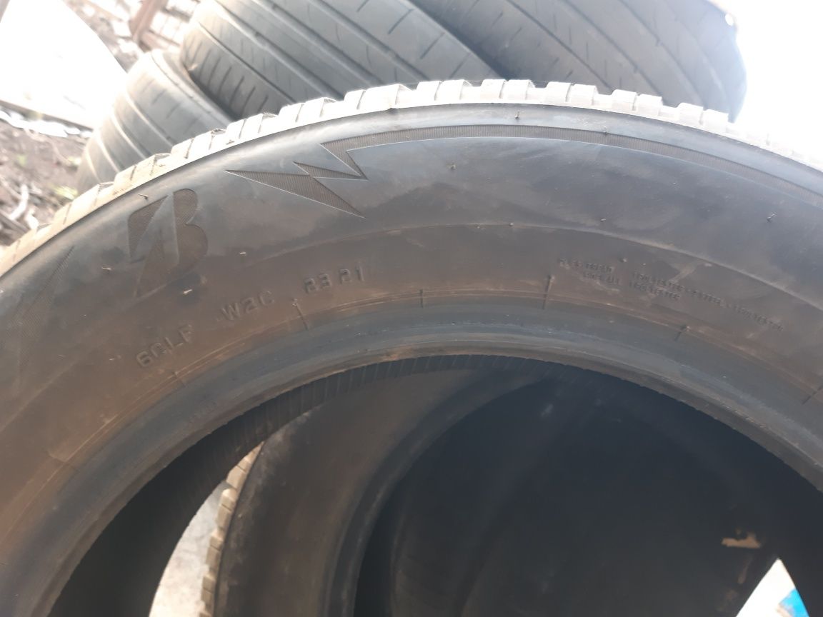 Bridgestone R 17 215/65