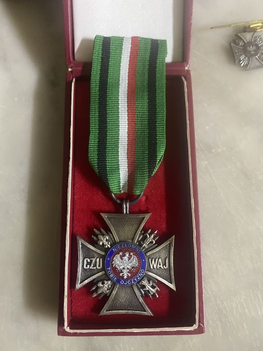 Krzyz niezlomni medal i minaturka