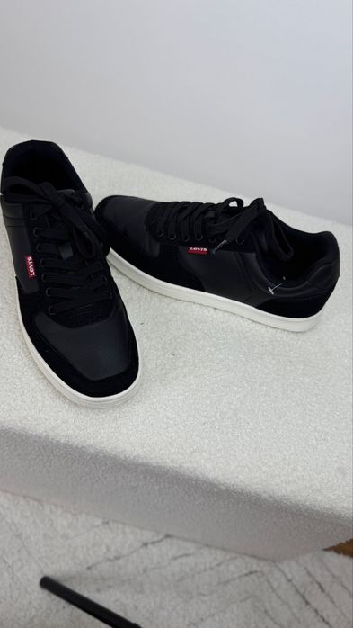 Кросівки від Levis