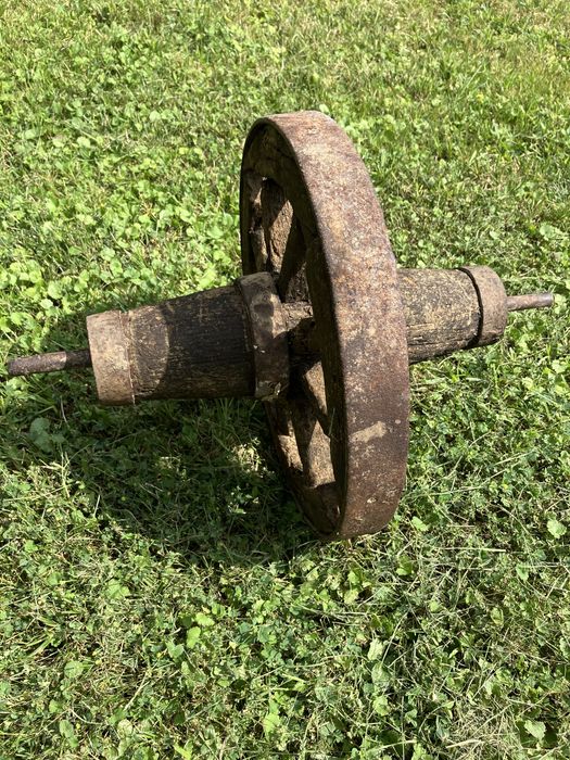 Koło drewniane zabytkowe do taczki