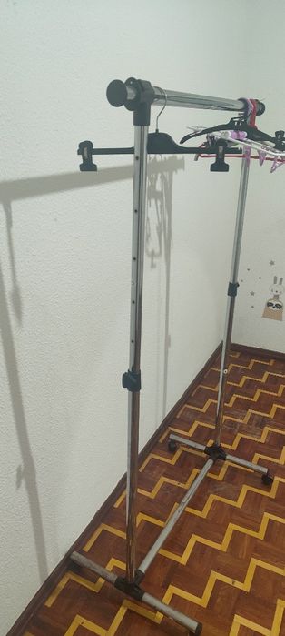 Vendo pendurar roupa