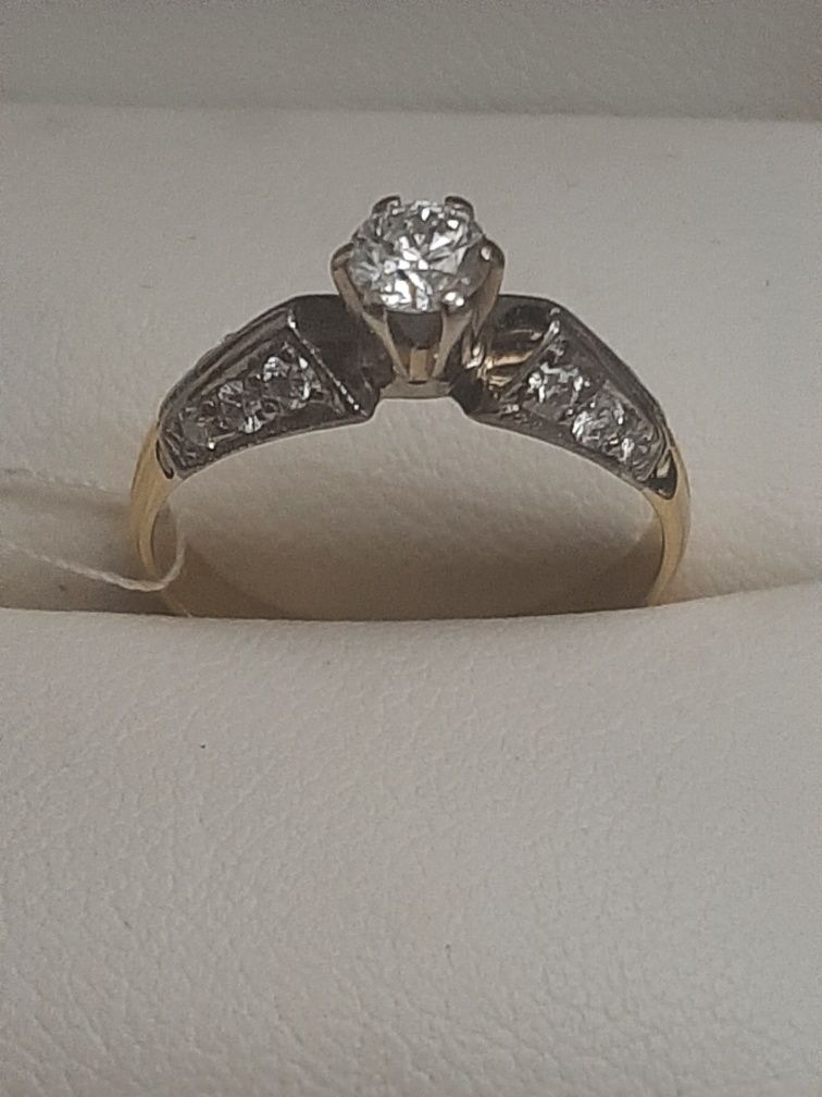 Золотое кольцо с бриллиантами 0.72 карат
