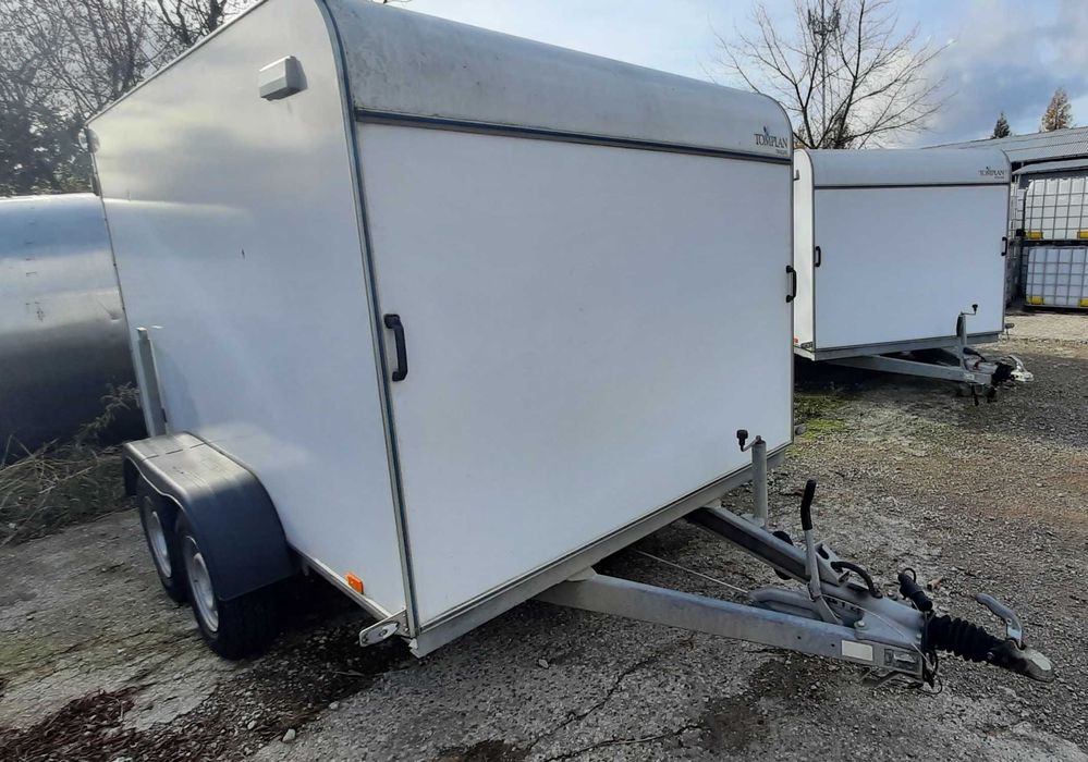 Przyczepa zamknięta dwuosiowa TOMPLAN – świetny stan!