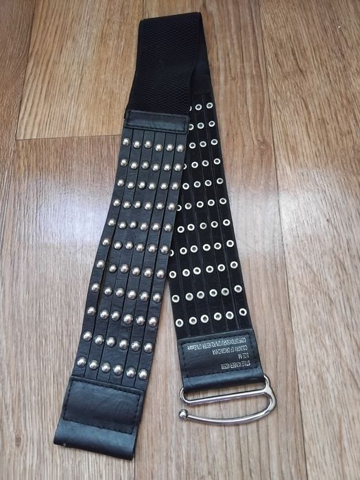 Женский ремень под кожу с эластичной вставкой.