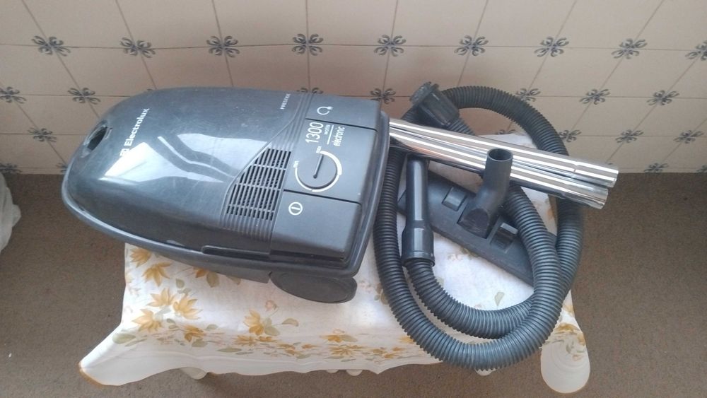 Aspirador Electrolux Prestige com sacos