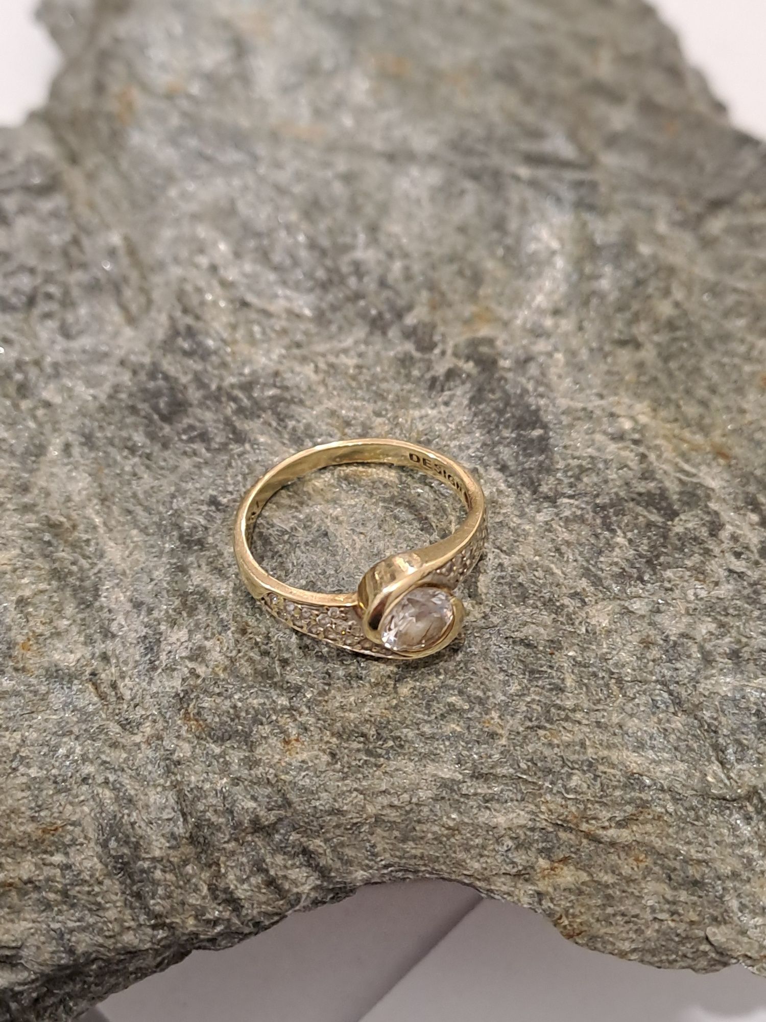 Śliczni złoty pierścionek Mikicki 585 używany roz.16