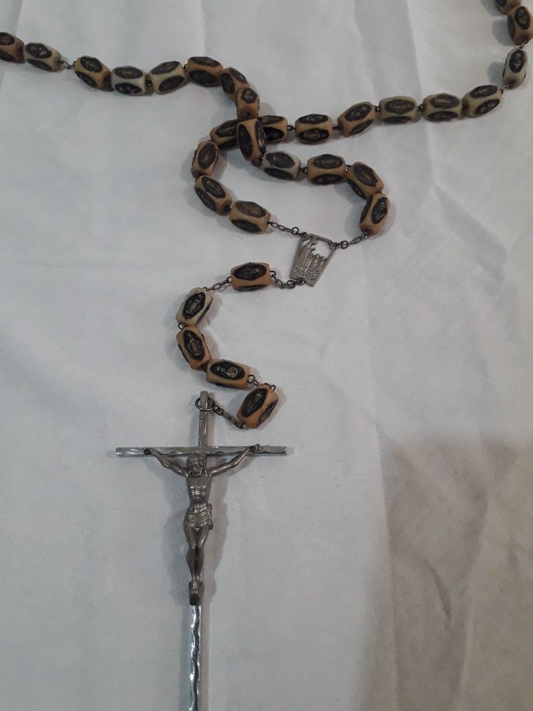 Crucifixo/ Rosário de parede em marfinite com 1,50 cm