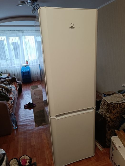 Холодильник indesit