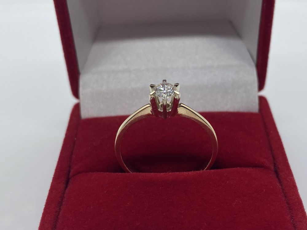 Złoty pierścionek z brylantem zaręczynowy ceryfikat