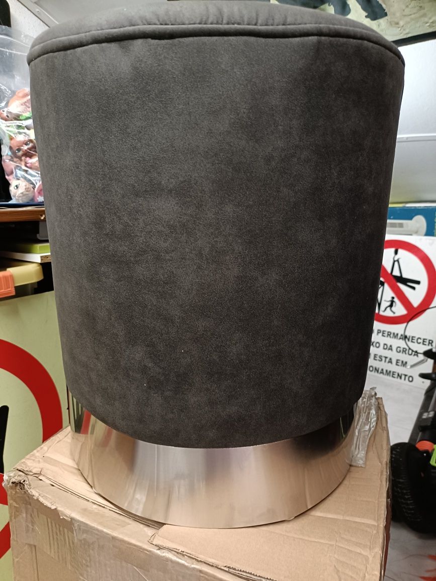 Banco/Pouffe de veludo preto com uma faixa metalizada