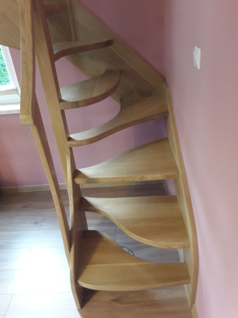 Schody samonośne drewniane kacze do małych pomieszczeń.