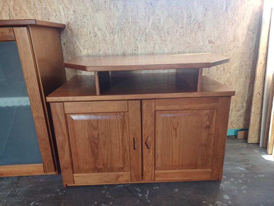 Móvel de TV com prateleira em pinho mel 92x55x55cm