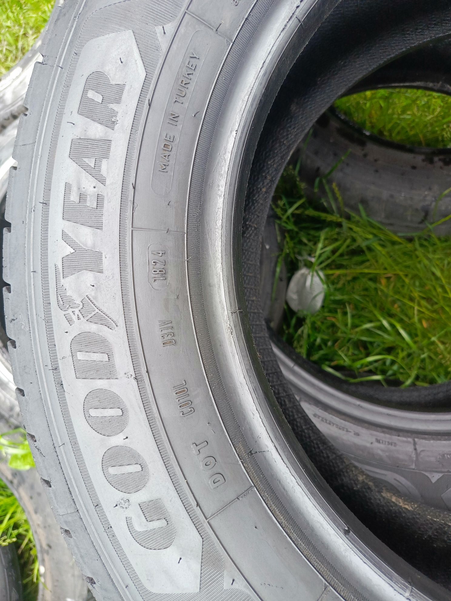 Sprzedam prawie nowe opony Goodyear 215/65 r16C