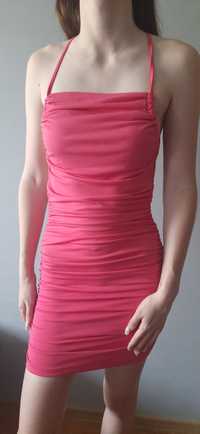 Różowa sukienka z odkrytymi plecami
