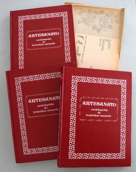 "ARTESANATO: enciclopédia de trabalhos manuais" em 3 volumes