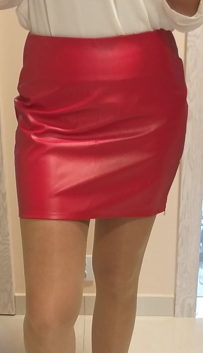 Spodniczka mini ze skórki, złote zameczki